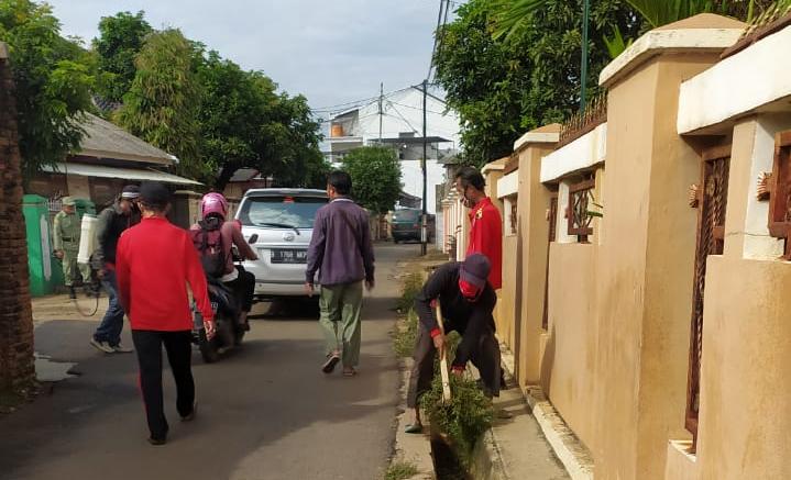 Tekan Peredaran Covid-19, Kelurahan Labuhanratu Rutin Jumat Bersih