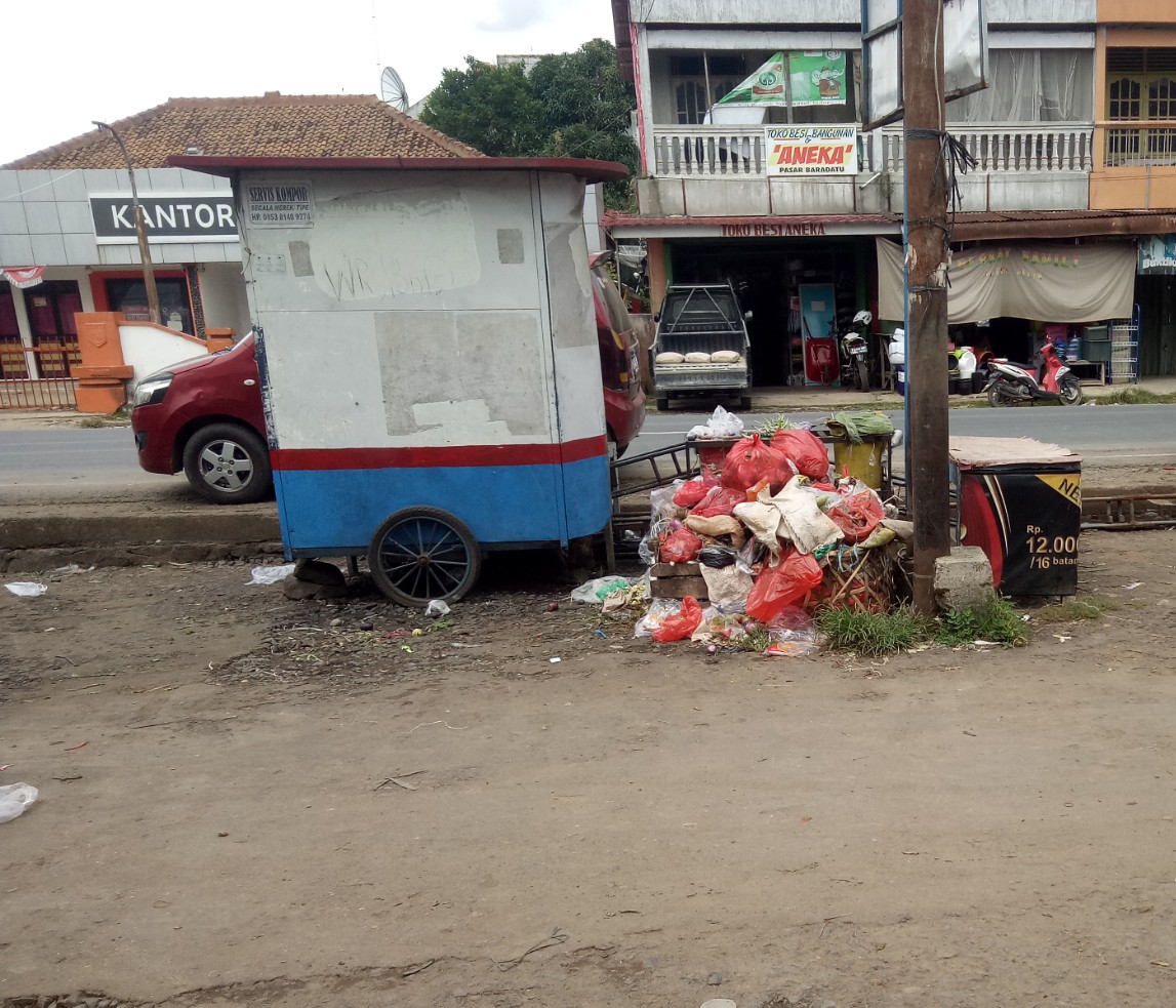 TUMPUKAN SAMPAH DIKELUHKAN WARGA