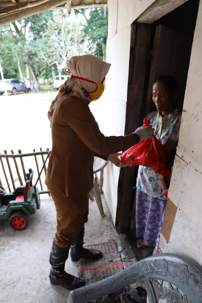 Door to Door Bupati Tuba Serahkan Bantuan Sembako Langsung