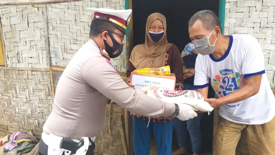 Satlantas Bagi Sembako, Binmas dan Bhabinkamtibmas Bagi Nasi Bungkus