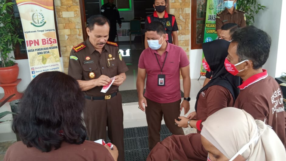 Diskes Lamteng Bagi Masker dalam Peringatan HKN