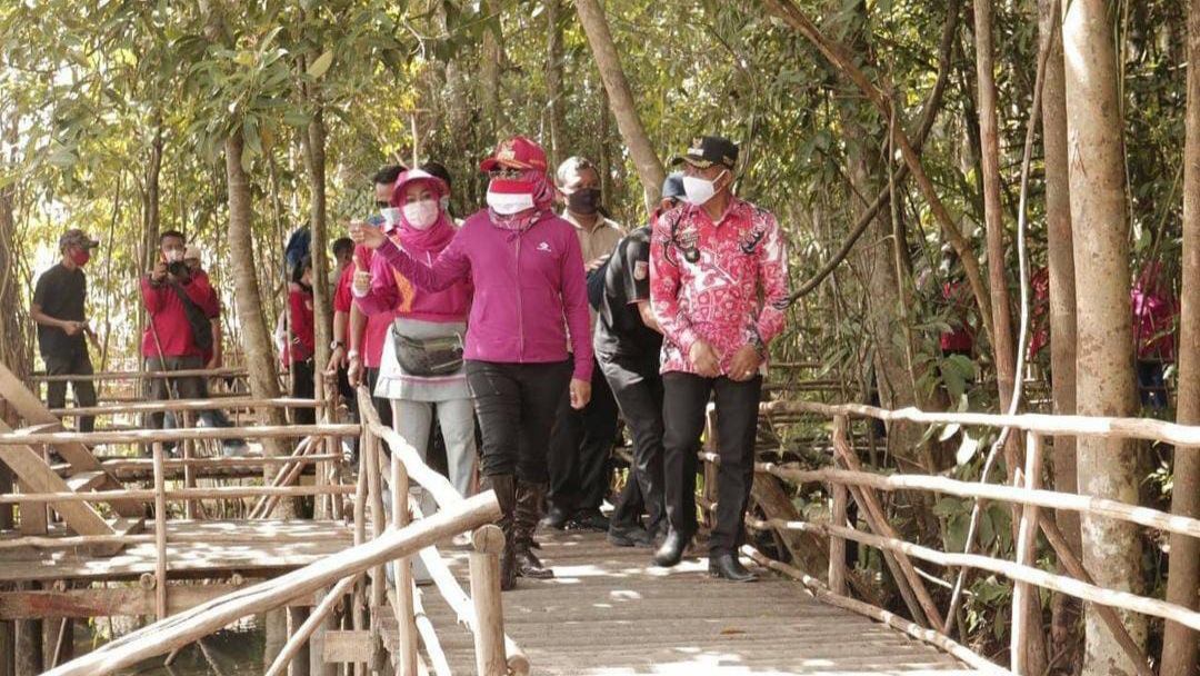 Winarti Tinjau Wisata Alam 21 Sekaligus Serahkan Bantuan untuk Masjid