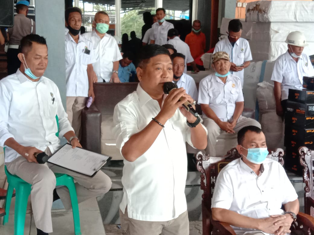 Bagikan Rompi dan Sepatu, Ketua Koperasi TKBM Panjang Tekankan Pentingnya APD