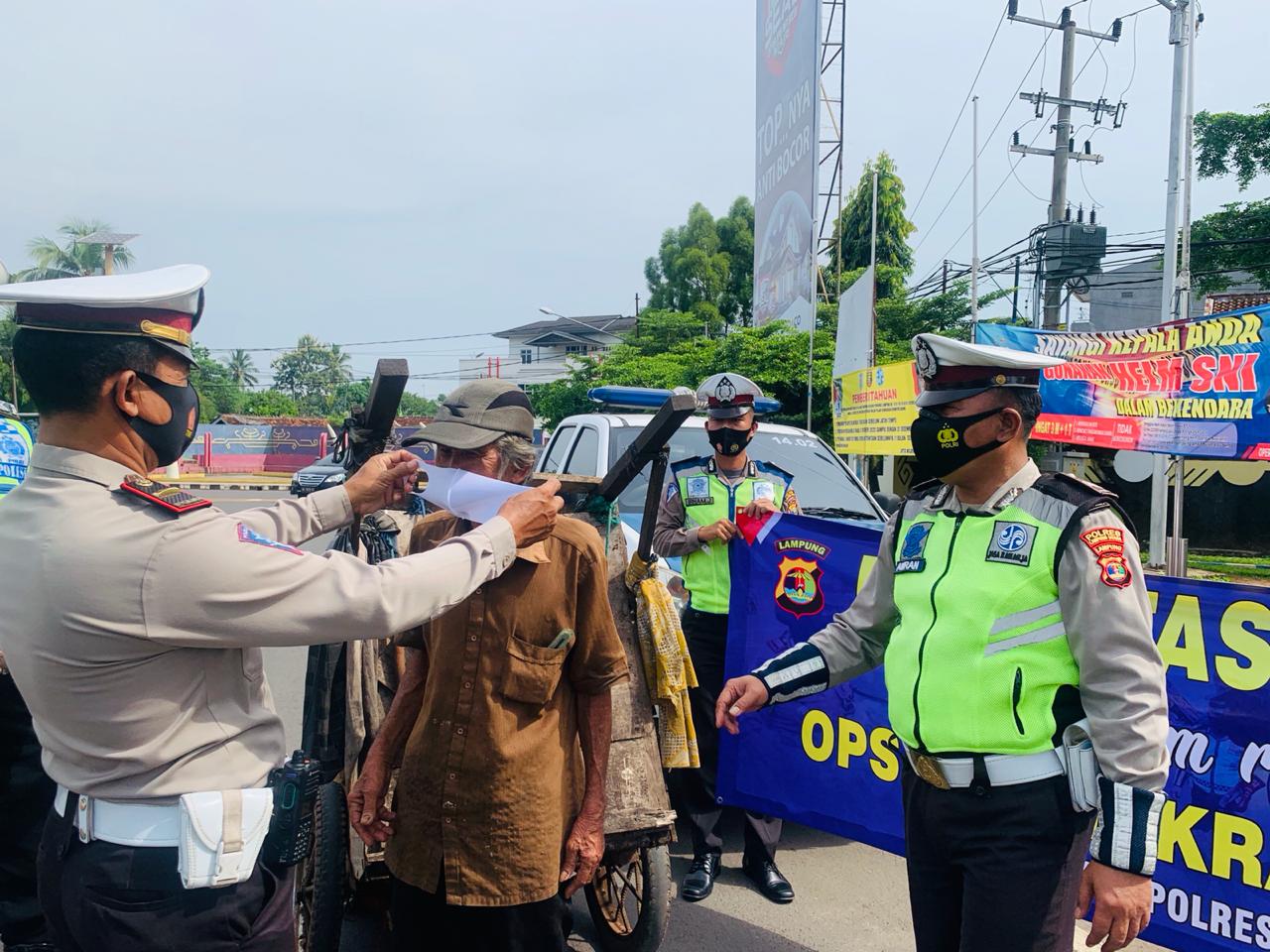 Ops Zebra 2020, Polres Lampura Bagikan Masker dan Sembako