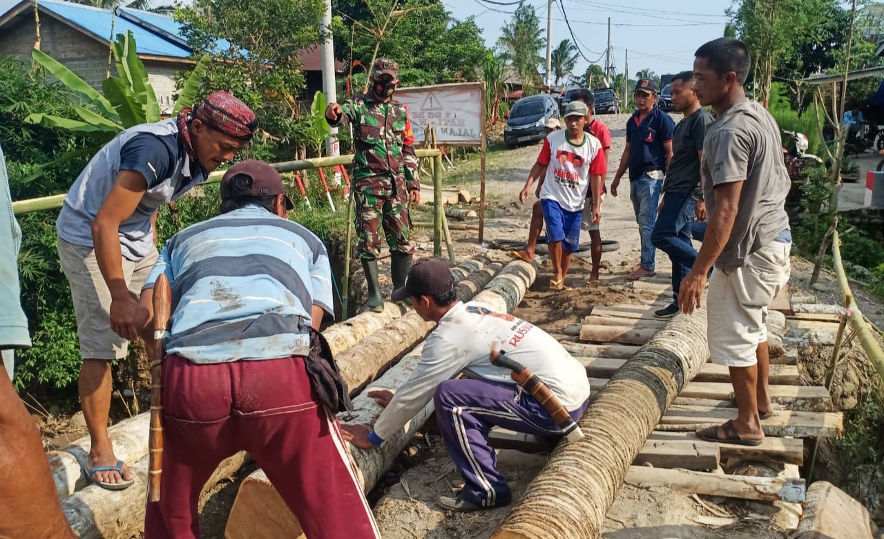 Bangun Jembatan Darurat di Jalan Putus Sukabumi-Suoh