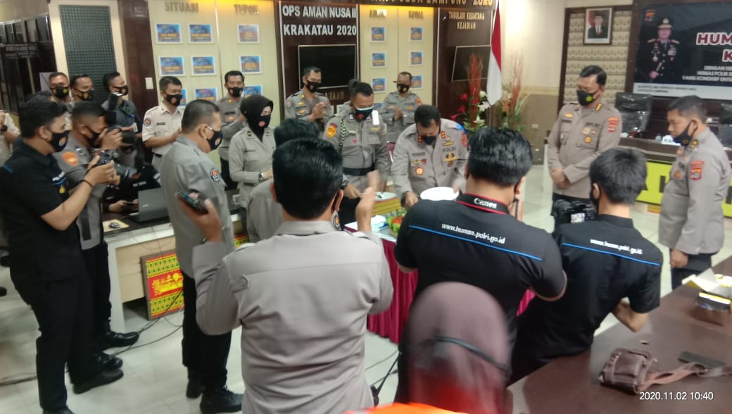 HUT Ke-69 Humas Polri, Polda Beri Media Rompi dan Handsanitizer