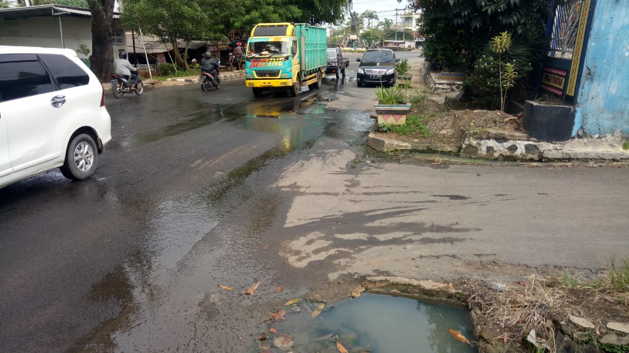 Lapor Pak ! Drainase Rusak Air Genangi Jalan