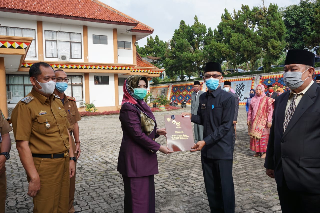 Selamat ! 80 PNS Tanggamus Peroleh Penghargaan Satya Lencana Karya Satya