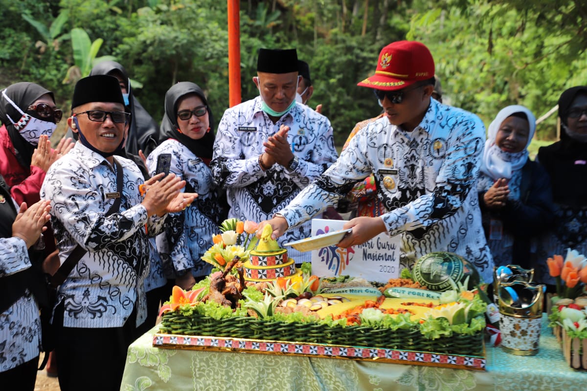Bupati Lambar Bacakan Pidato Menteri : 2021 Guru Honorer Diangkat Jadi PPPK