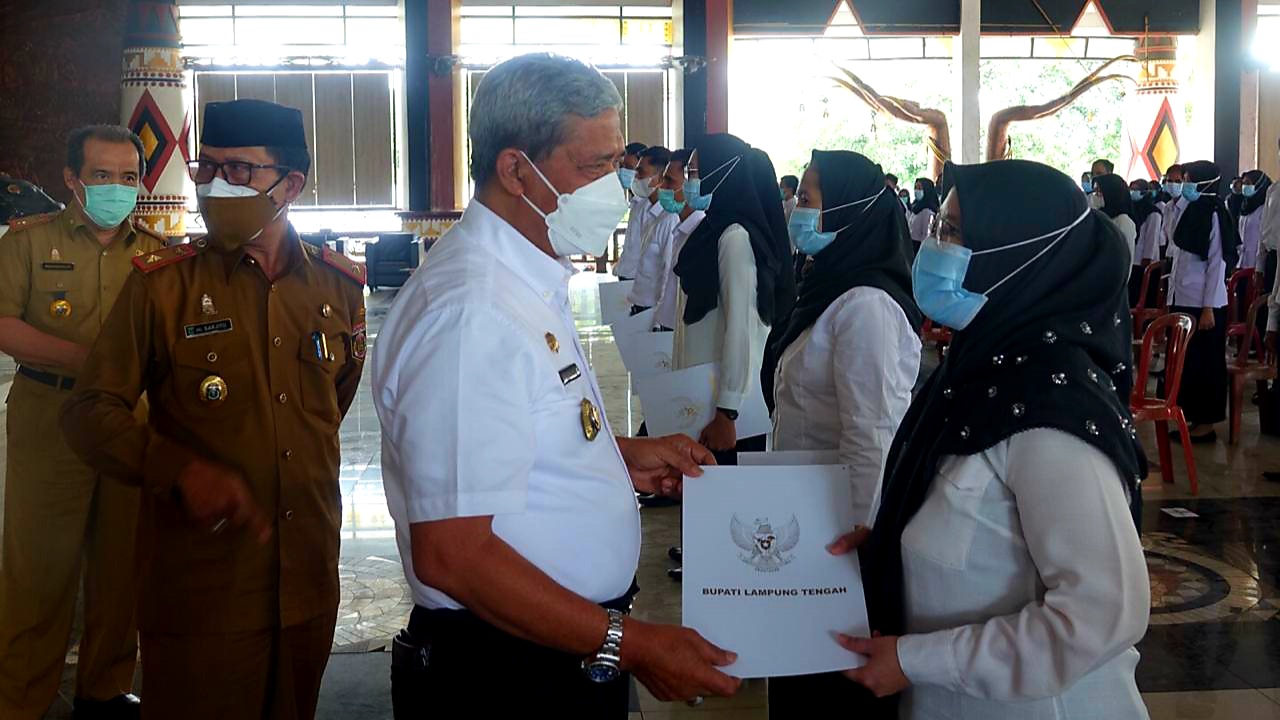 CPNS Terima SK, Bupati Lamteng: Selamat Bekerja!