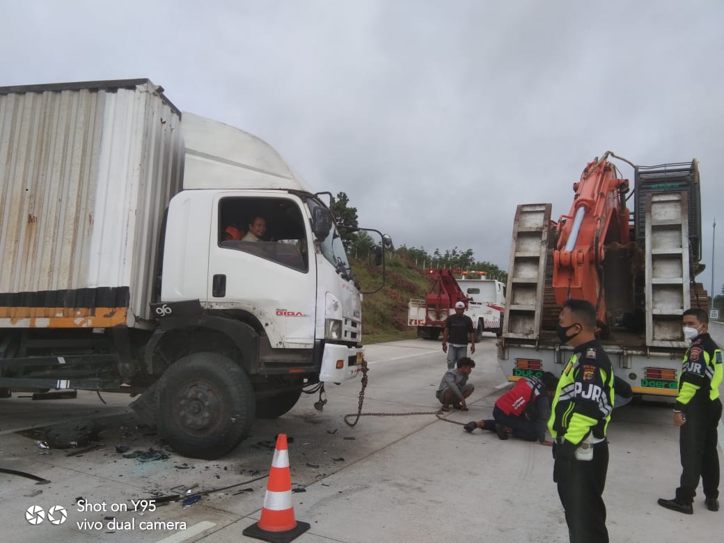 Lakalantas Diruas Tol Terpeka KM 220+800 Mesuji, Dua Korban Alami Luka