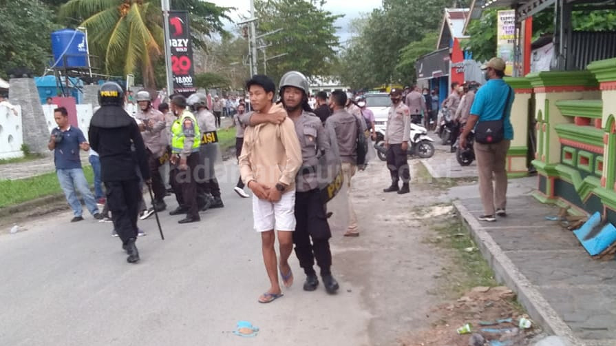 Pleno Tungsura KPU Pesbar Rusuh, Lima Orang Diamankan