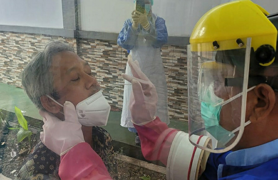 Pulang Dari Jakarta, Bupati Pringsewu Langsung Swab Anti Gen