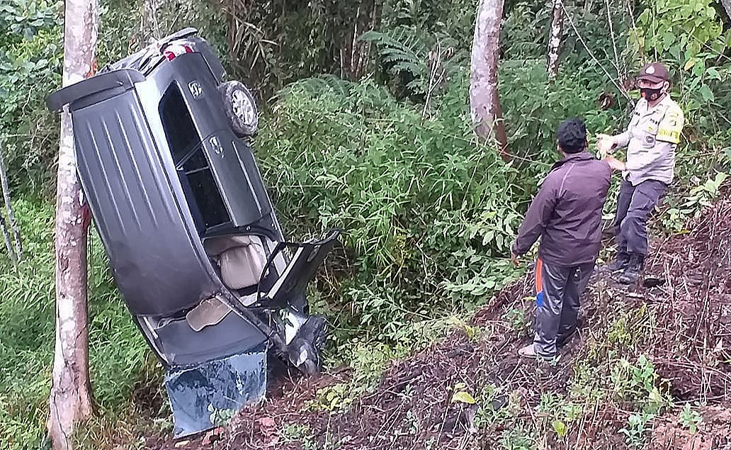 Cari Lokasi Wisata, Toyota Innova Masuk Jurang