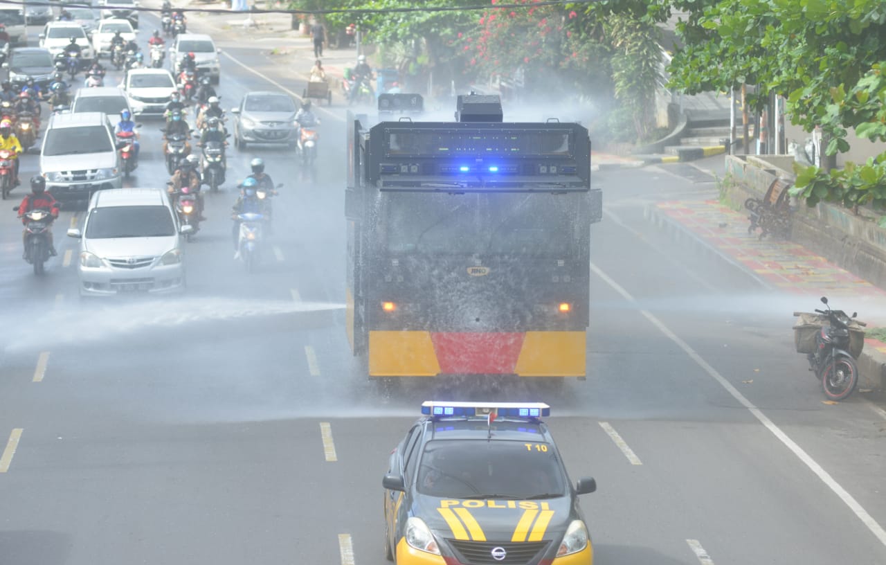 Jelang Pemilihan, Dit Samapta Polda Semprot Disenfektan ke Fasilitas Umum dan TPS Pakai AWC