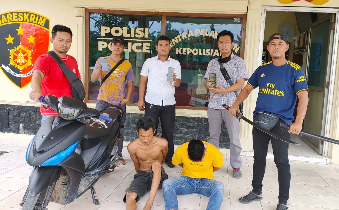Modal Samurai, Dua Remaja Ini Sikat Tiga HP