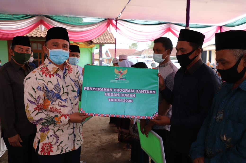 Bupati Salurkan Zakat Profesi untuk Bedah Rumah dan Beasiswa Santri