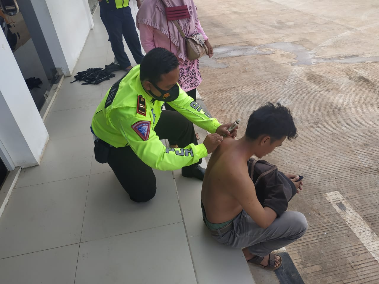 Salut, Dapati Pengemudi Tol Masuk Angin, Anggota Sat PJR Lakukan Penggerikan