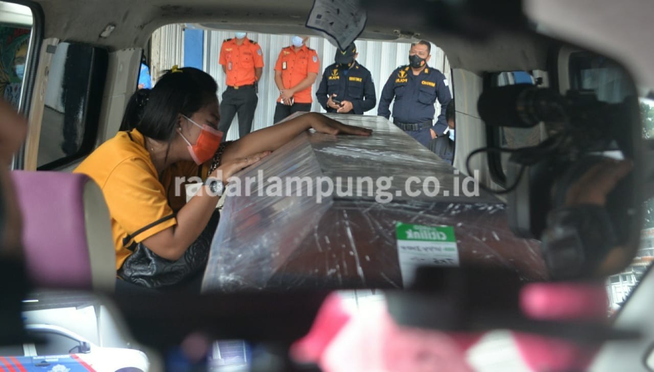 Dua Jenazah Korban Sriwijaya Air Tiba di Lampung, Keluarga Masih Tampak Terpukul