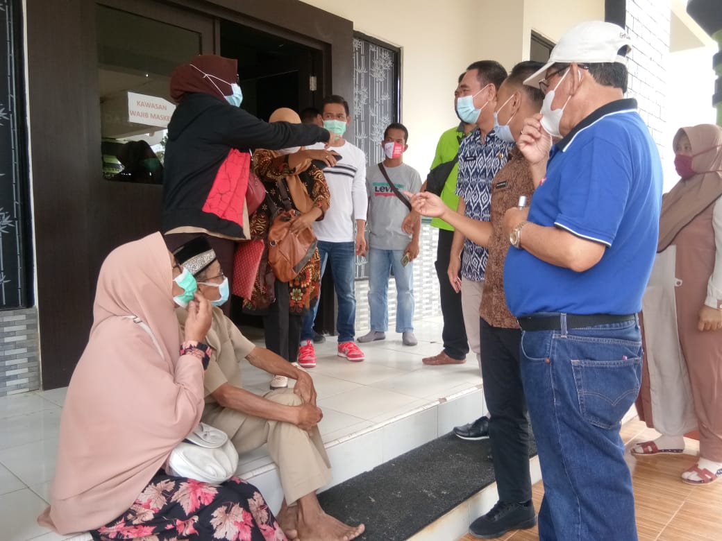 Sela-Sela Sidak, Isak Tangis Dua Wanita di Depan Kantor BKPSDM