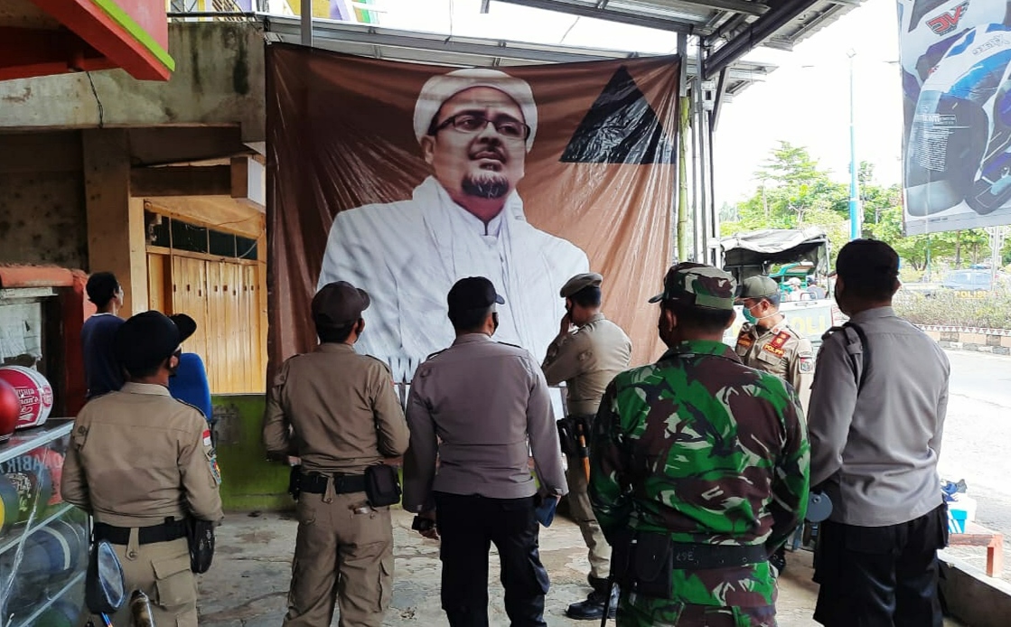 Tim Gabungan Turunkan Baliho FPI di Kotabumi
