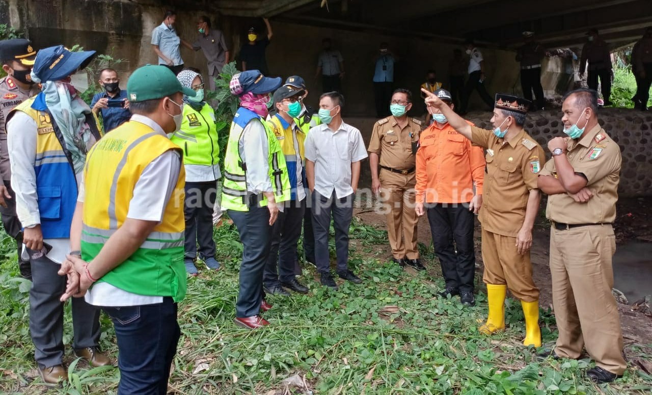 Penanganan Sementara, Pasang Terpal di Lokasi Longsor Way Semah