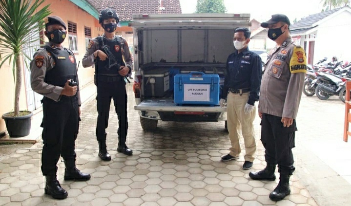 Polres Pringsewu Kawal Pengiriman Vaksin Covid-19