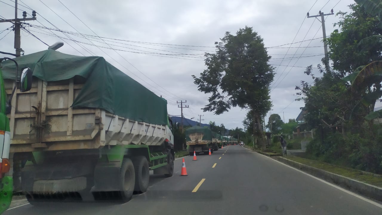 Sempat Disetop Polisi, Belasan Truk Angkut Pasir Besi Dibolehkan Jalan