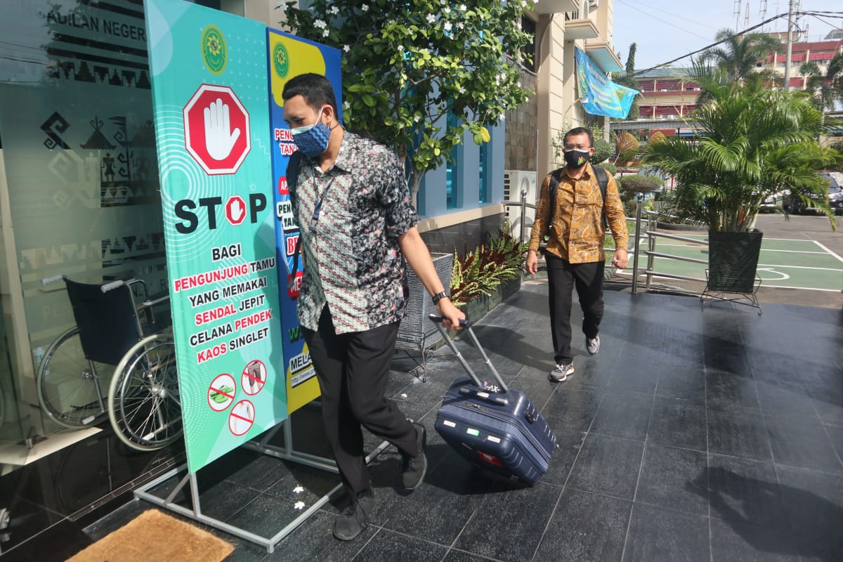 Resmi Dilimpahkan, Dua Koper Berkas Mustafa Masuk PN Kelas IA Tipikor Tanjungkarang