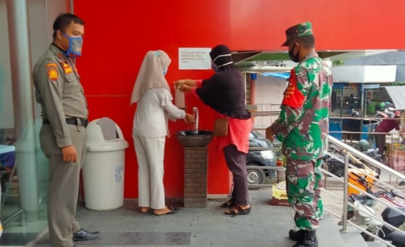 Babinsa Kodim 0410/KBL Imbau Warga Patuh Prokes di Mal