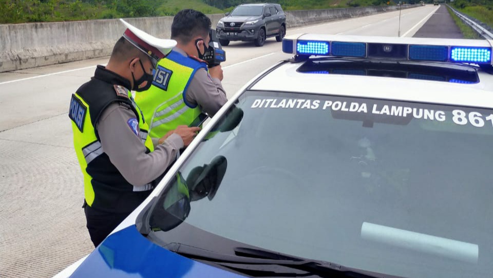 Manfaatkan Speed Gun di Jalur Tol, Polda Tilang Puluhan Kendaraan