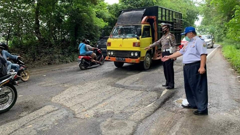 Cegah Lakalantas, Dishub dan Satlantas Lamteng Survei Jalan Berlubang
