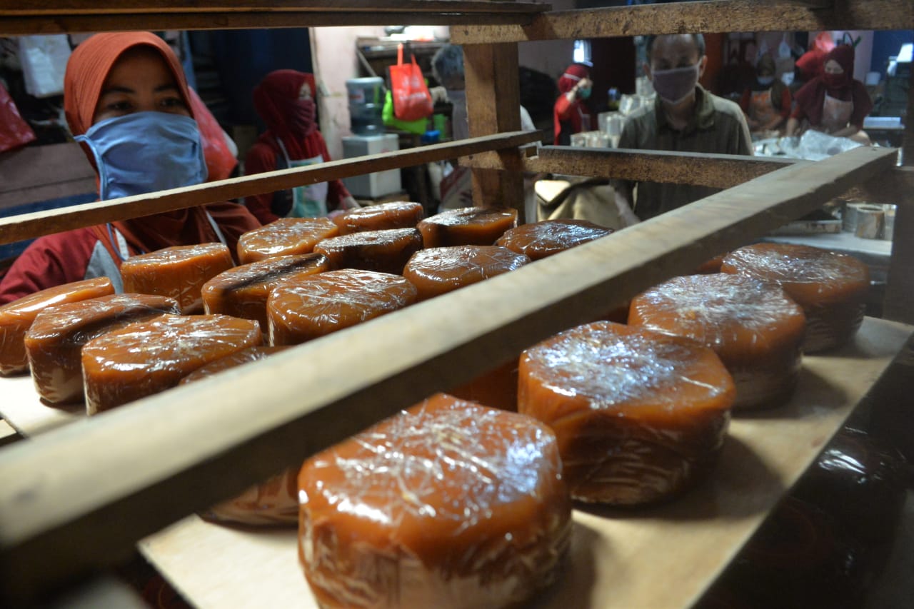 Intip Lebih Dekat Kesibukan Pembuatan Kue Keranjang