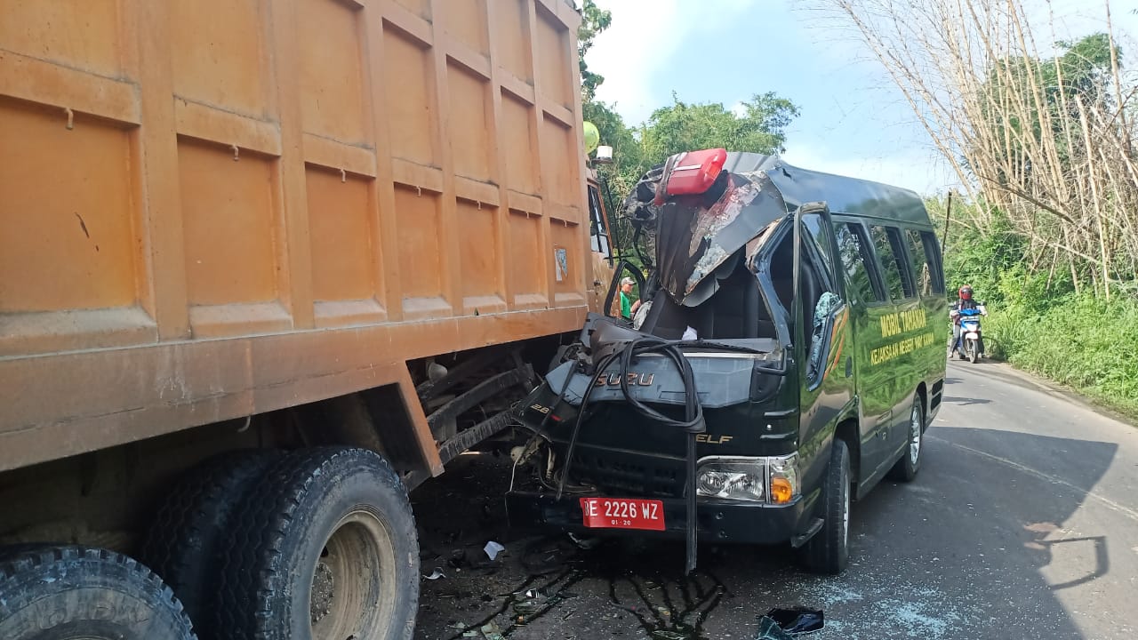 Mau Jemput Tahanan, Mobil Tahanan Kejari Waykanan Terlibat Lakalantas