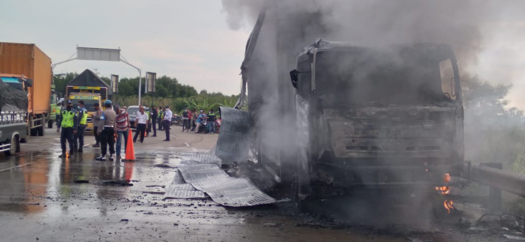 Turun dari Kapal, Truk Wingbox Terbakar