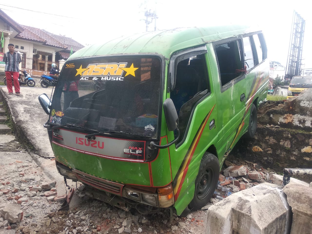 MINIBUS HANTAM PEMBATAS