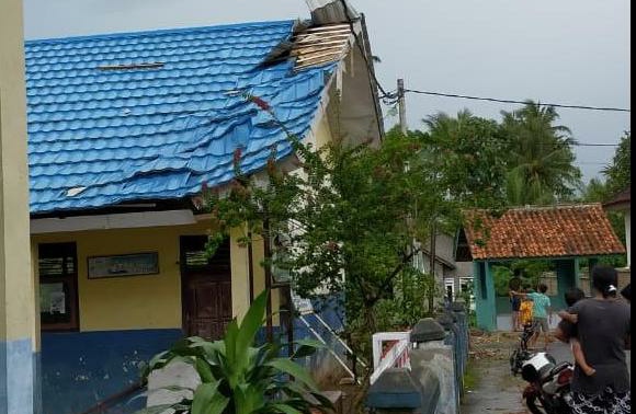 Atap SD dan Belasan Rumah di Waylima Rusak