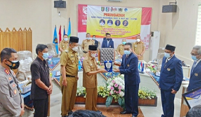 Bupati Pringsewu Terima Dua Penghargaan Dari PWI