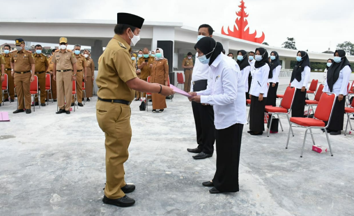 Serahkan SK, Herman Ingatkan PPPK untuk Disiplin