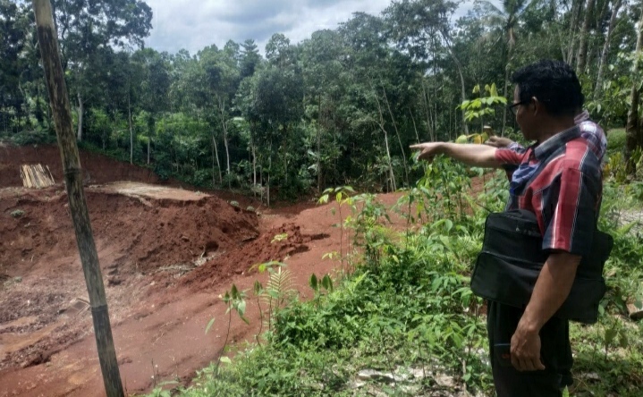 Katanya Karena Hujan, Embung di Adiluwih Jebol