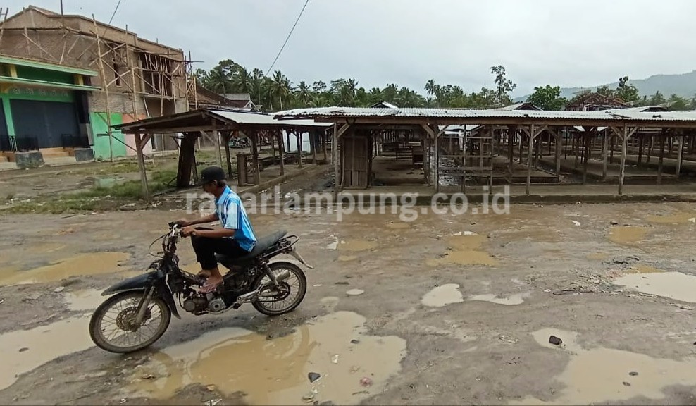 Lapor! Jalan di Pasar Sukaraja Becek dan Berlumpur