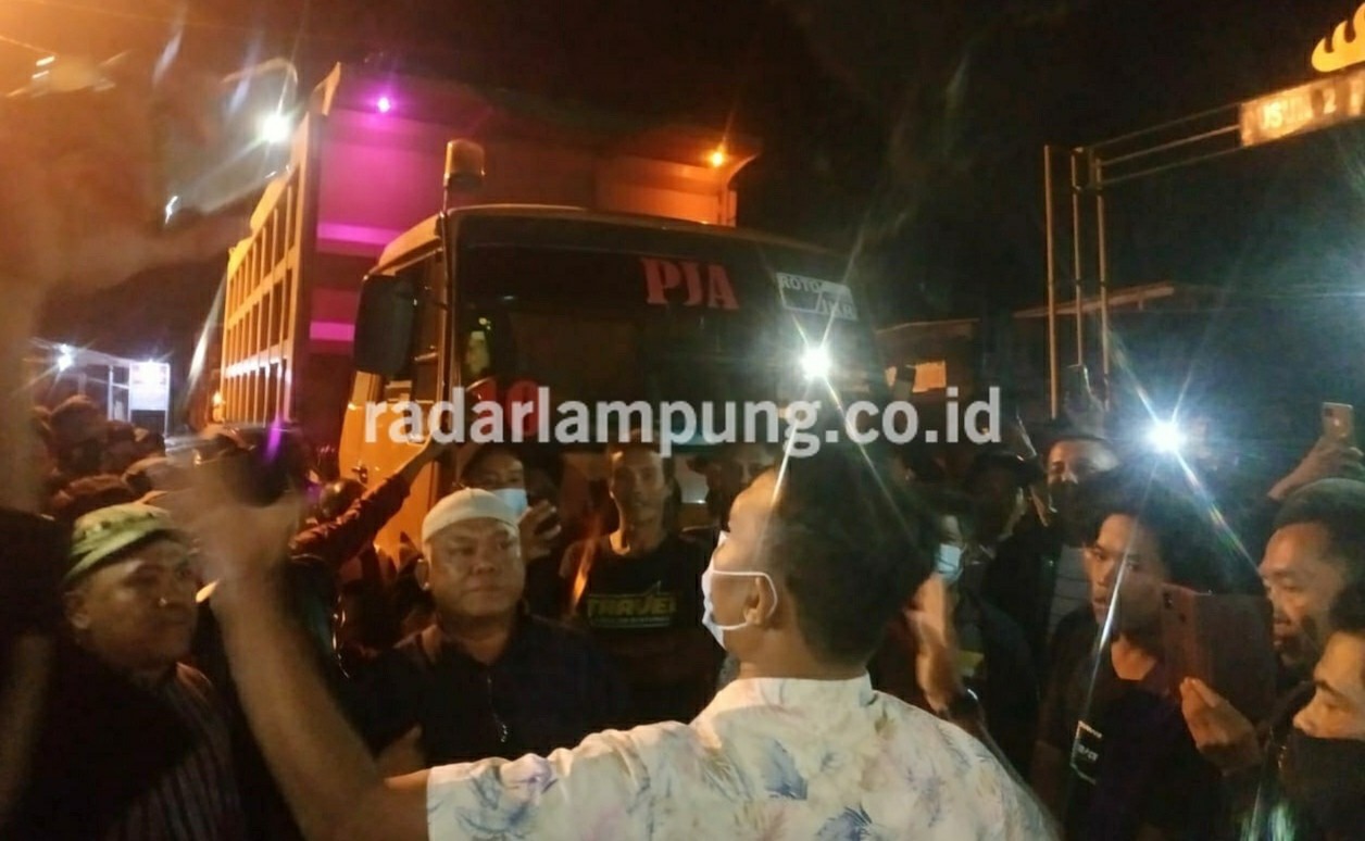 Protes Jalan Rusak, Warga Hadang Truk Pasir