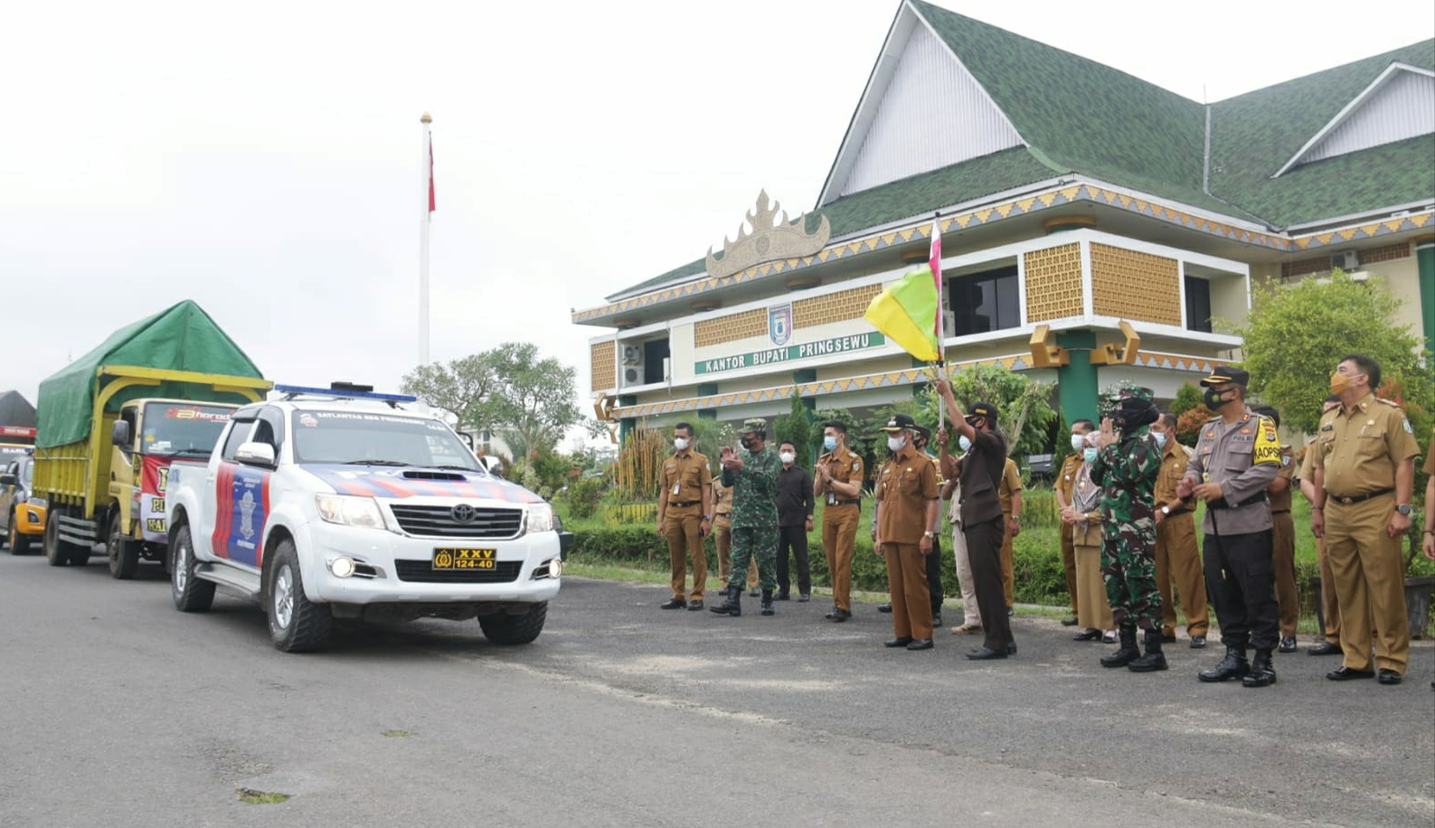 Distribusikan Logistik untuk Pilkakon Serentak