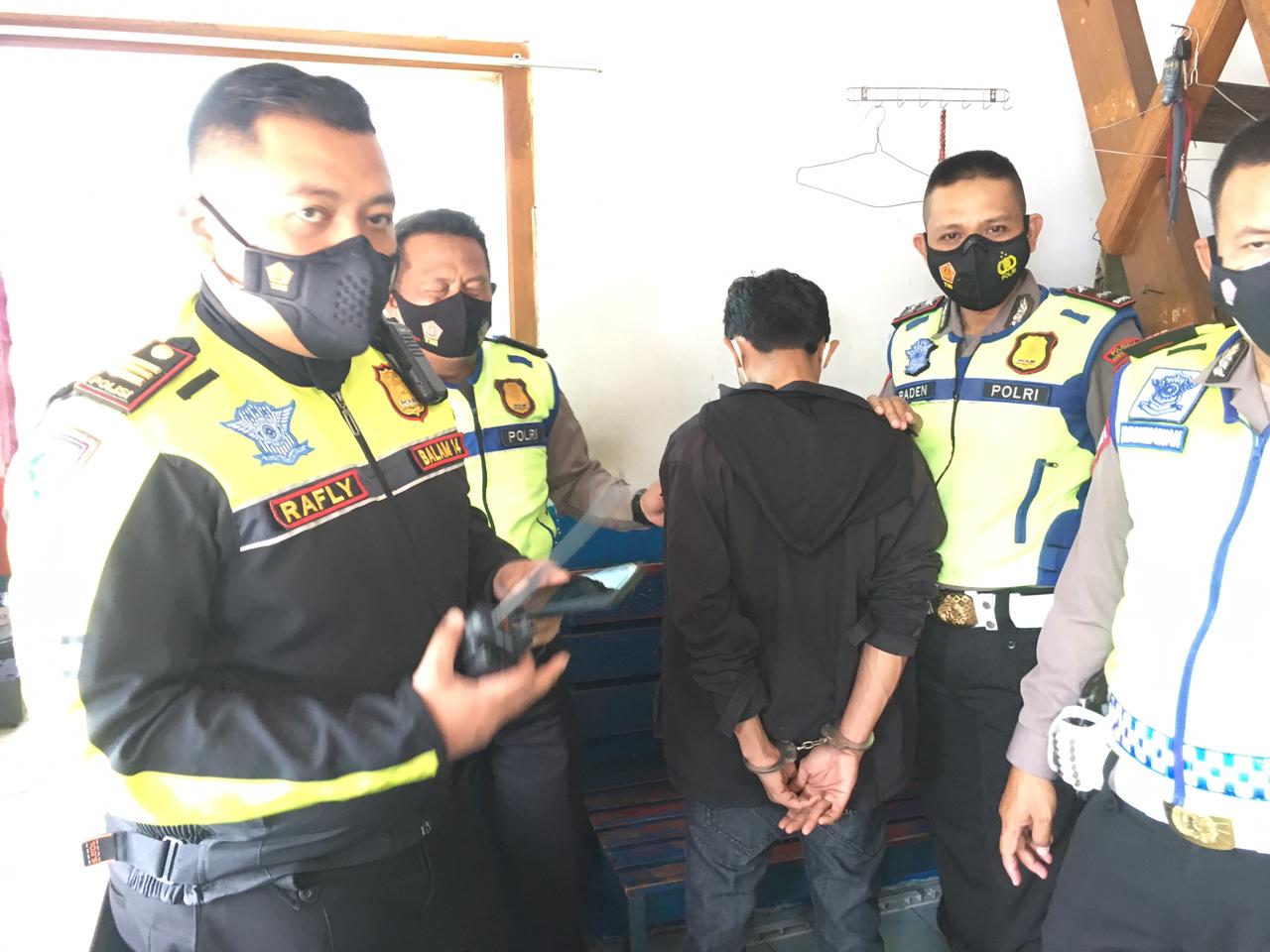 Pelanggar Lalulintas, Pembawa Paket Kecil Sabu
