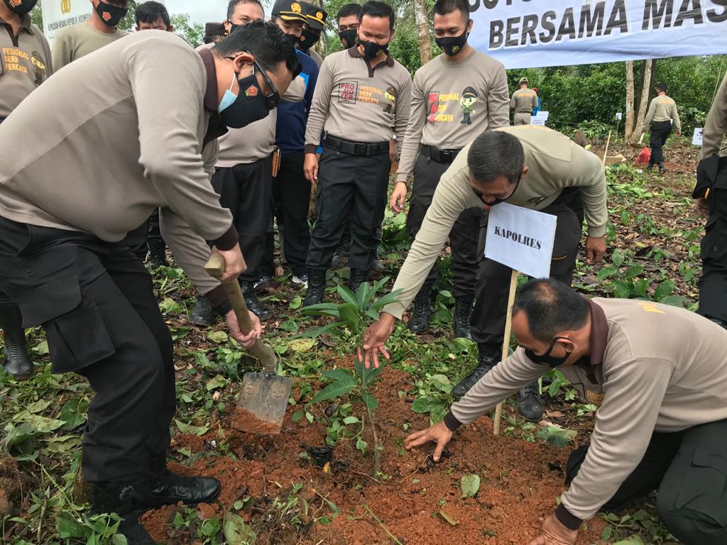 Yuk Hijaukan Lahan ! Polri dan Warga Waykanan Kompak Tanam Pohon