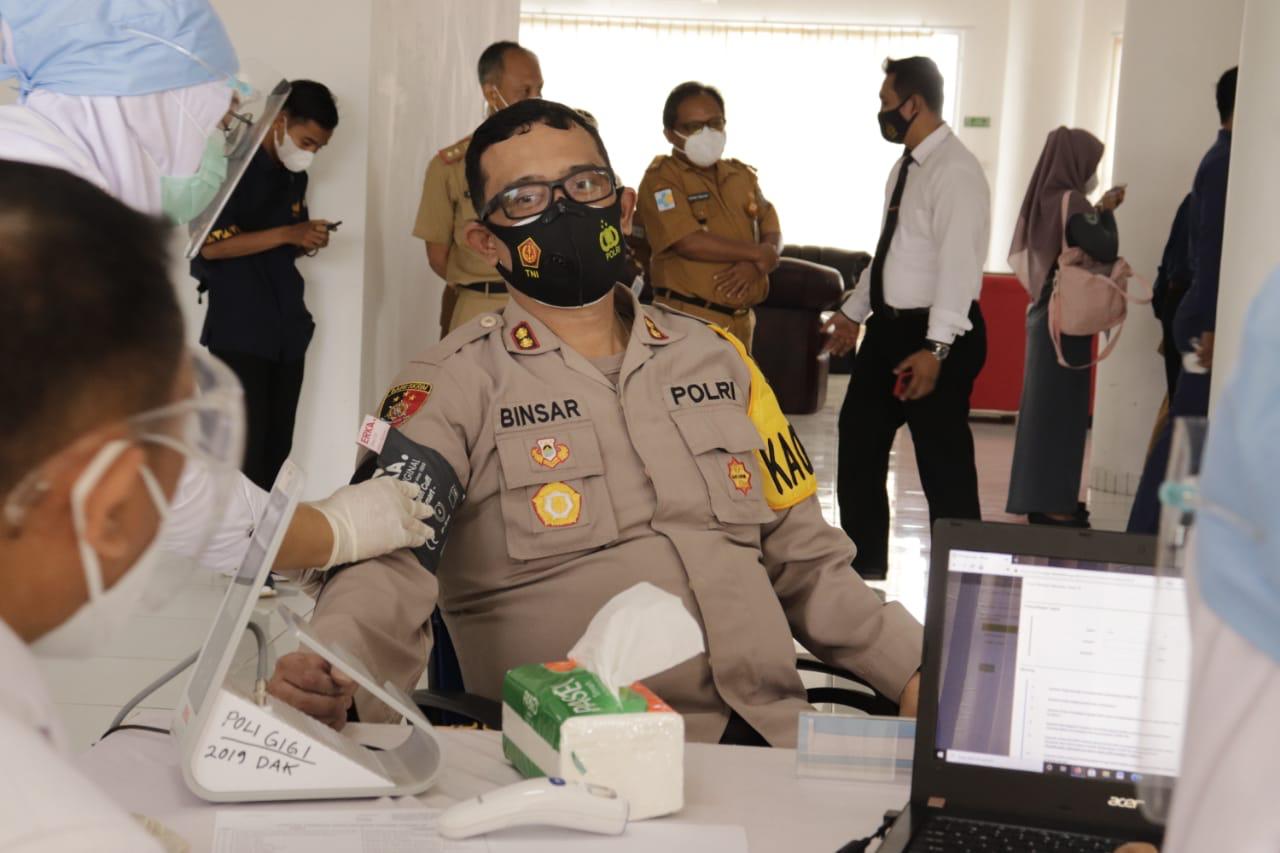 Ikut Vaksinasi, Kapolres Waykanan : Masyarakat Jangan Ragu !