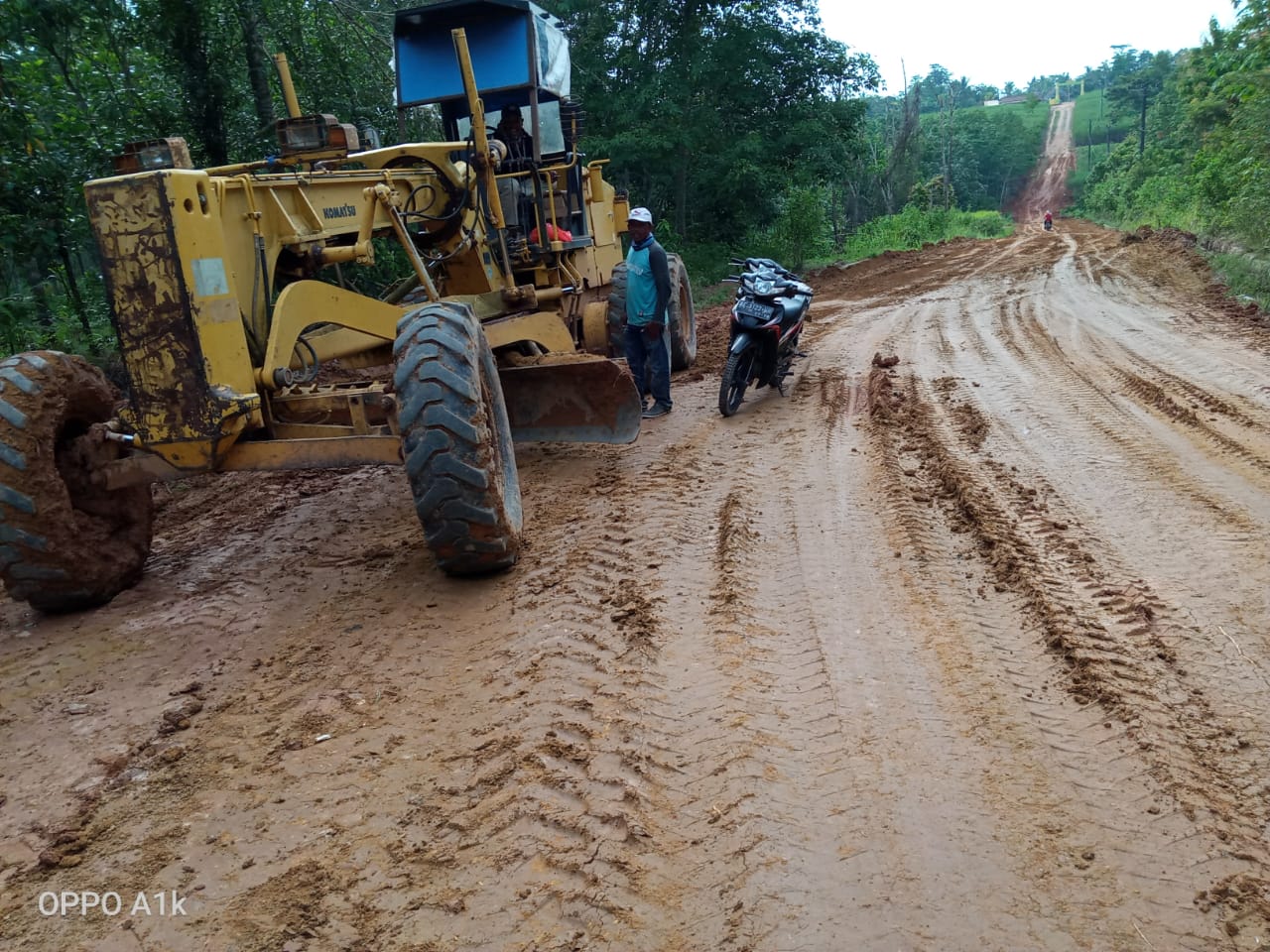 Top ! Warga Gotong-Royong Perbaiki Jalan Rusak