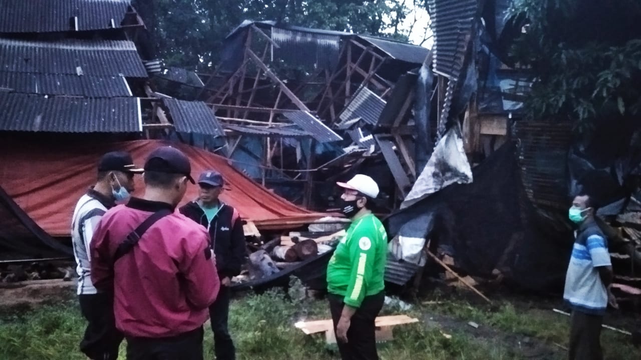 Dua Mobil Rusak Diterjang Angin Kencang