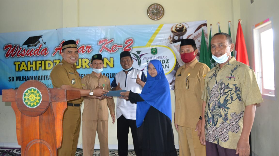 Wisuda Tahfidz Quran, Bupati Musa Serahkan Bantuan 100 Sak Semen