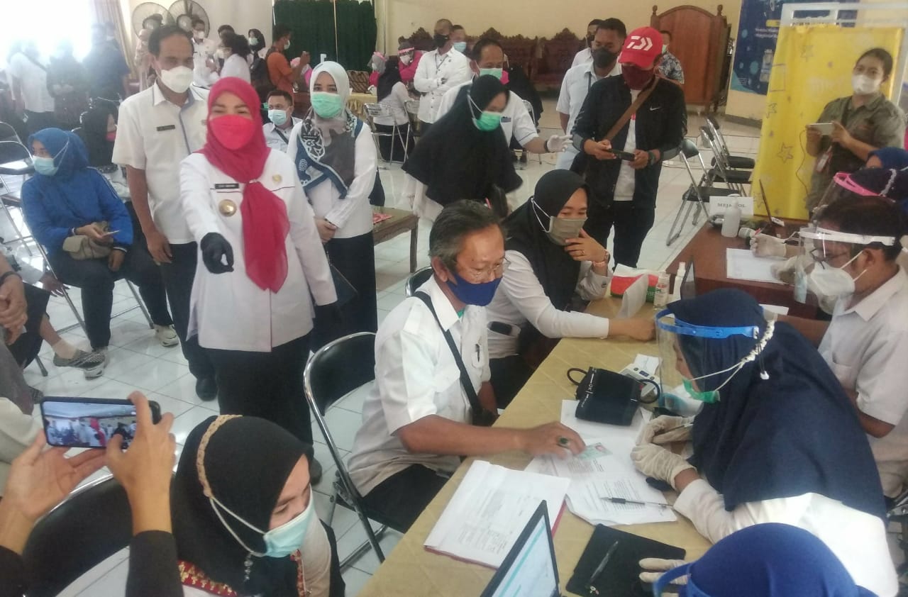 Walikota Bandarlampung Eva Dwiana Tinjau Vaksinasi Covid 19 Tahap Dua